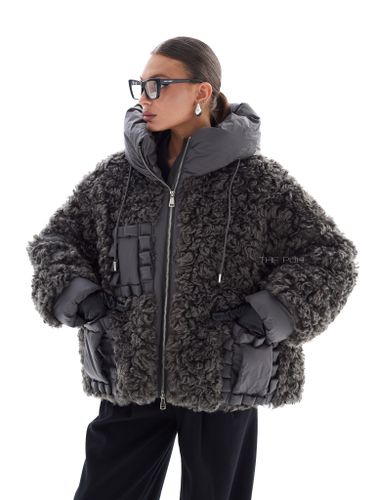 Графитовый пуховик с капюшоном и отделкой из эко-меха