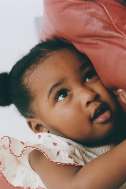 ZARA ФУТБОЛКА С ПРИНТОМ КЛУБНИКИ, ЖЕЛТОВАТО-БЕЛЫЙ