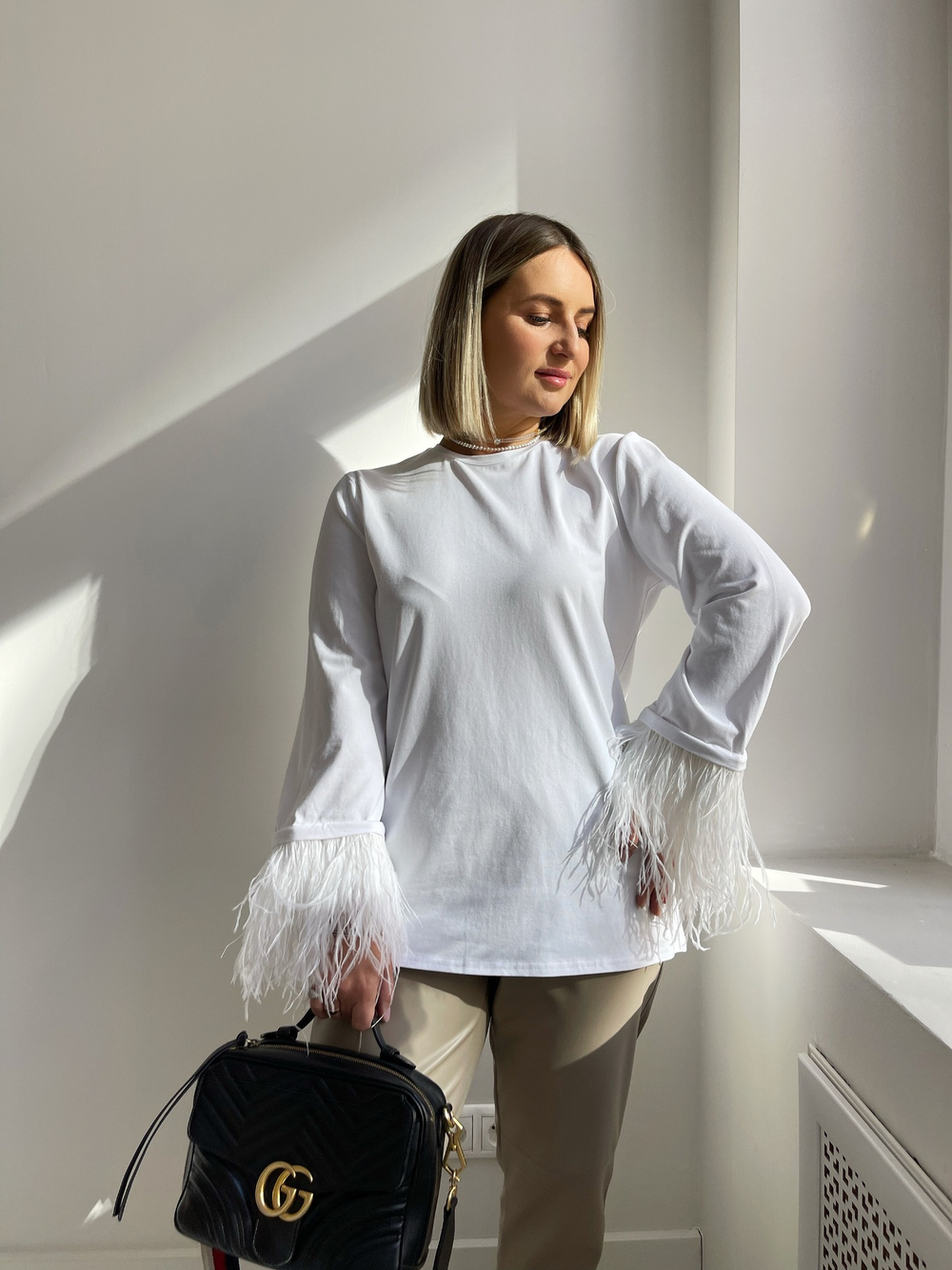 Лонгслив со съемными перьями белый