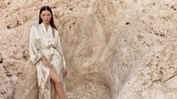 Халат шелковый Mollen Маки жемчужный/белый