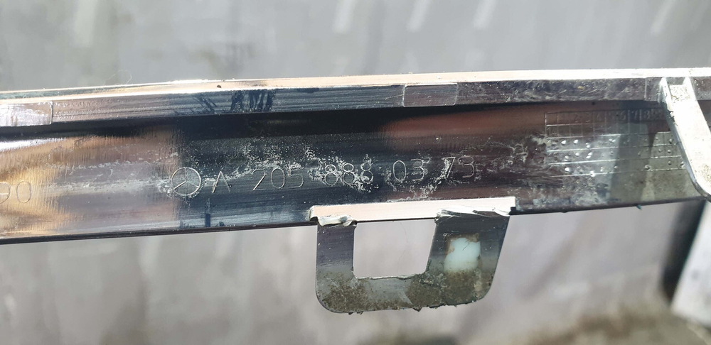 Молдинг решетки радиатора Mercedes C-Class W205 14-18 Б/У Оригинал A2058880373