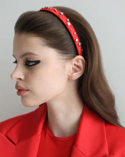 Тонкий ободок из красного шелка с серебристыми клепками