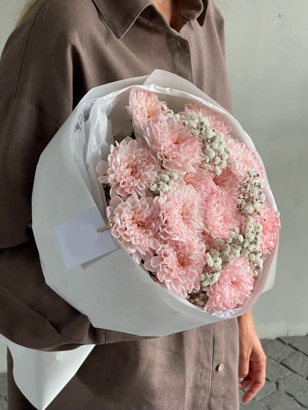 Авторский букет из персиковой хризантемы и белой гипсофилы