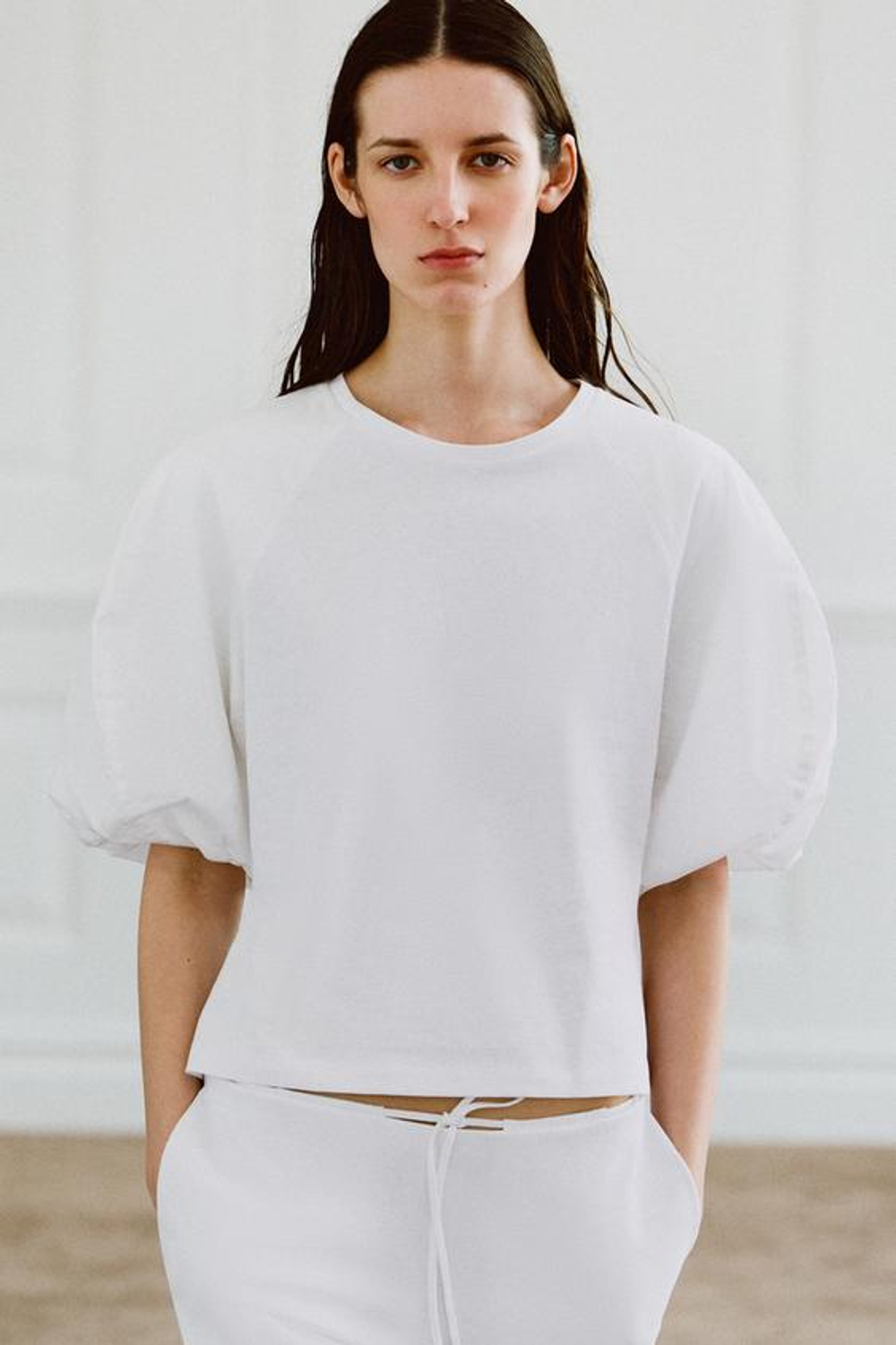 ZARA КОМБИНИРОВАННАЯ ФУТБОЛКА С ОБЪЕМНЫМИ РУКАВАМИ, БЕЛЫЙ