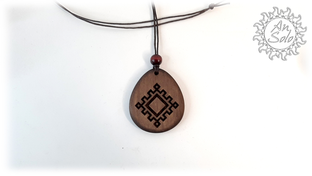 Оберег-капля "Репейник счастья" из кедра