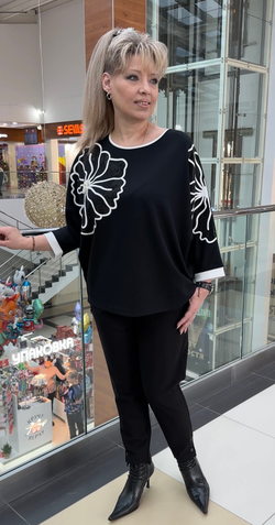 Нарядный черный джемпер с белым стразовым принтом