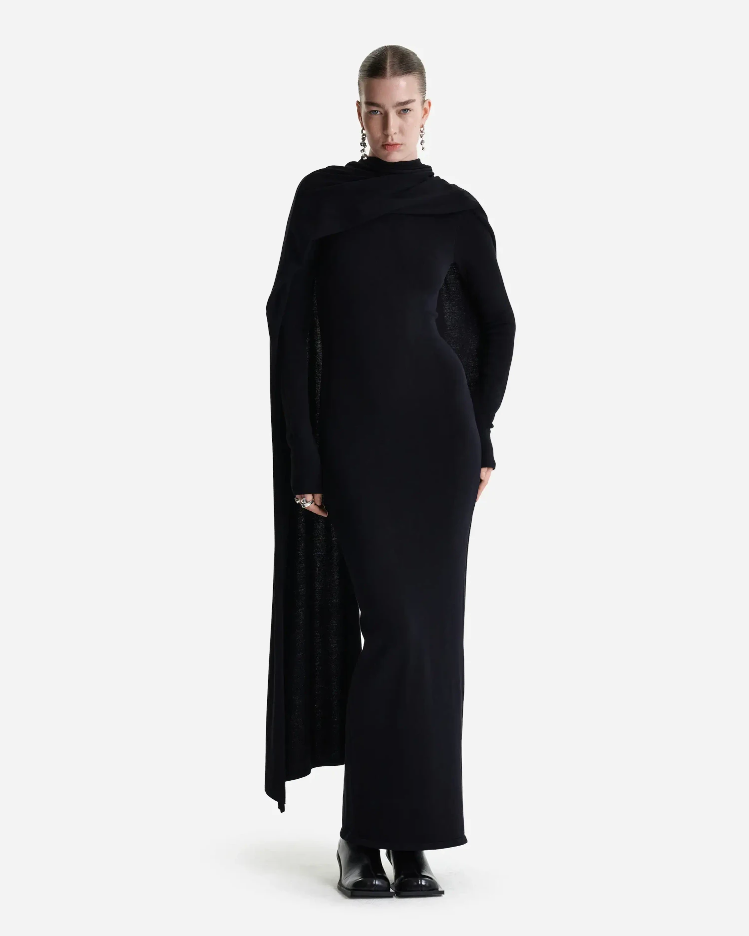 Вязаное платье макси с шарфом-шлейфом