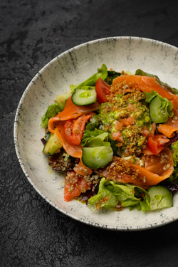 Салат со слабосоленой семгой и киноа