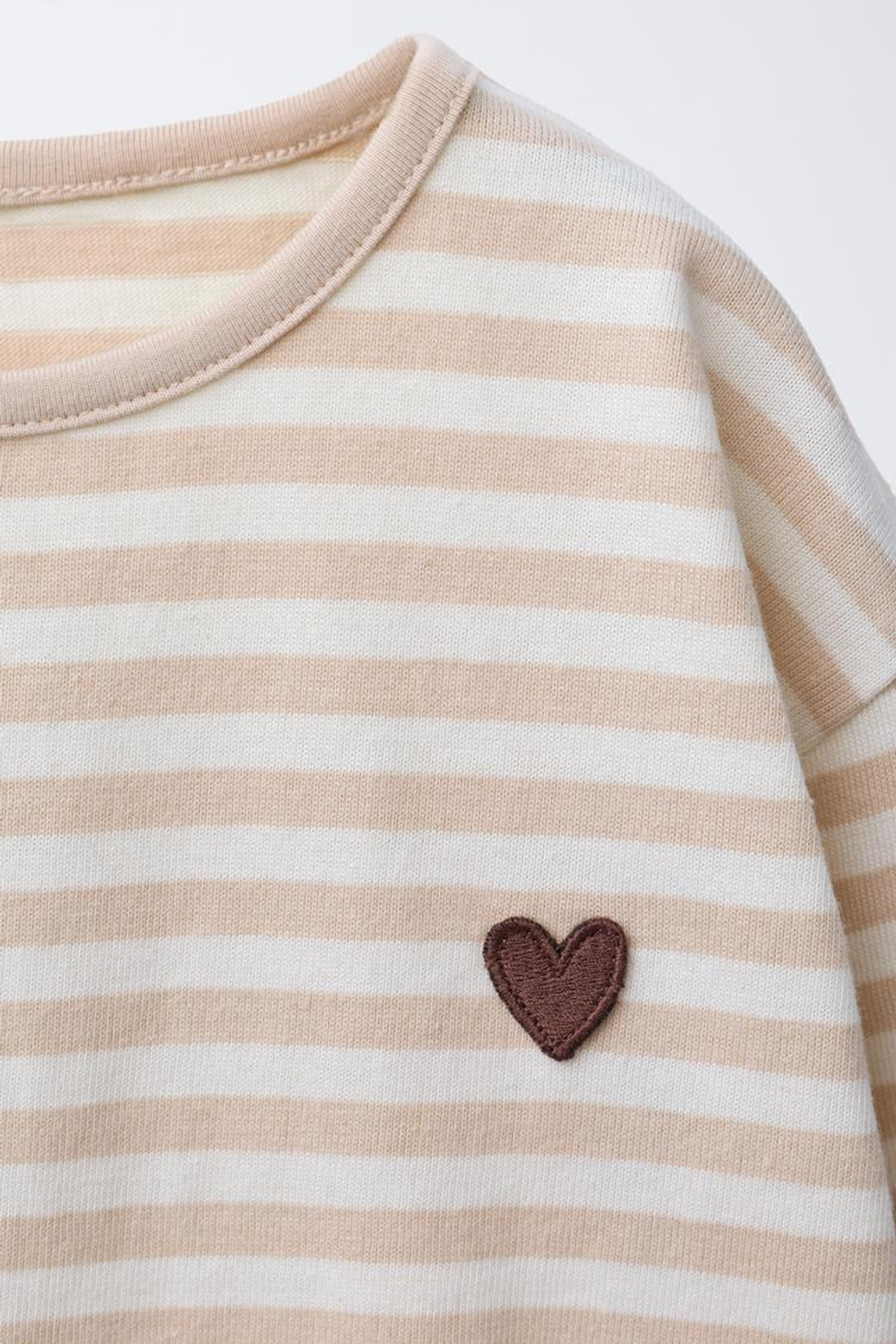 ZARA ТРИКОТАЖНАЯ ФУТБОЛКА В ПОЛОСКУ С НАШИВКОЙ «СЕРДЦЕ», БЕЖЕВЫЙ
