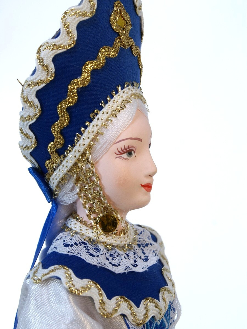 Кукла коллекционная в девичьем праздничном костюме