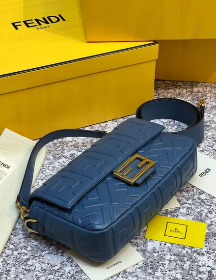 Сумка из кожи Fendi Baguette синий