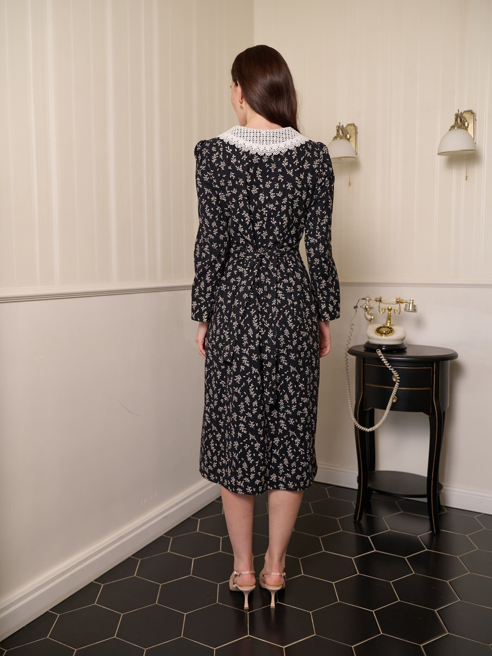 Платье с кружевным воротником