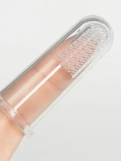 Детская зубная щетка, прорезыватель - массажер на палец, силиконовая, в контейнере, на палец от 3 мес.