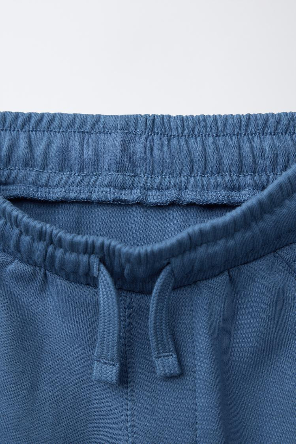 ZARA КОМПЛЕКТ ИЗ ФУТБОЛКИ И ШОРТОВ С НАДПИСЬЮ, СИНИЙ ЭЛЕКТРИК