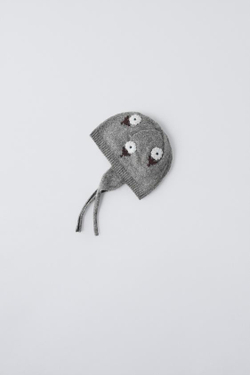 ZARA ТРИКОТАЖНАЯ ШАПКА С ЦВЕТОЧНОЙ ВЫШИВКОЙ, СЕРЫЙ