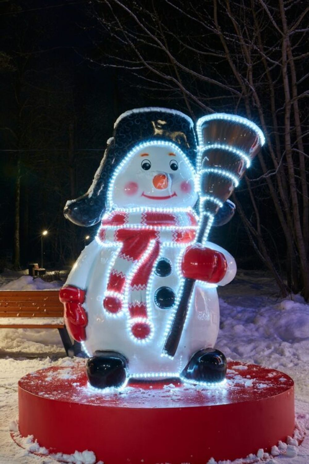 Уличная фигура "Снеговик с метлой"