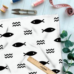 Ткань флис крупные чёрные рыбки на бежевом фоне