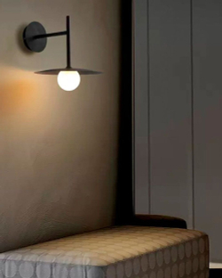 Современный настенный светильник в минималистичном стиле.