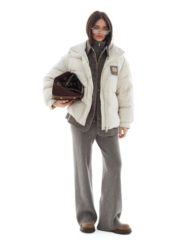 Бежевый пуховик с комбинированной рубашкой