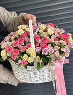 Корзина с кустовыми розами микс