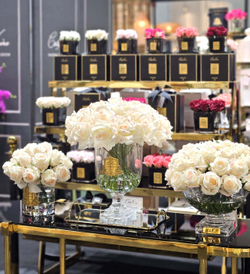 Ароматизированный букет роз и 2 спрея 10мл Cote Noire Centerpiece Rose Buds blush gold светло-розовый в прозрачной вазе с золотым декором