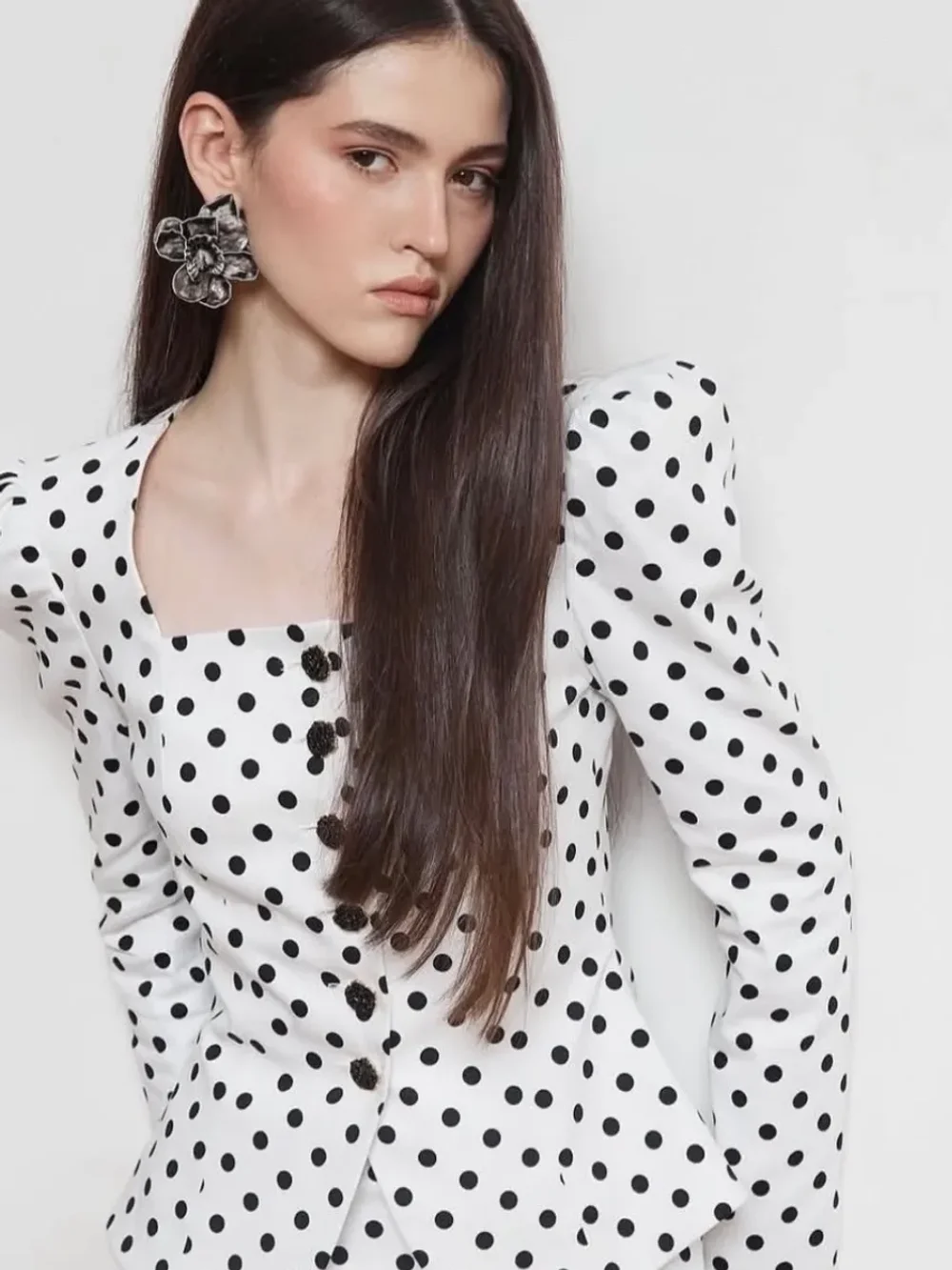 Серьги черные цветы