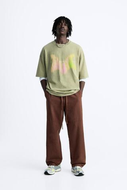 ZARA ФУТБОЛКА С ПРИНТОМ, ЛИНЯЛЫЙ ЗЕЛЕНЫЙ
