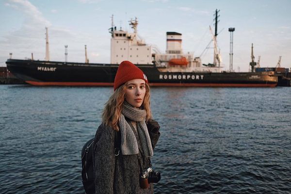 Человек и пароход
