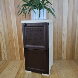 Тумба-шкаф пластиковая "УЮТ", с усиленными рёбрами жёсткости, две дверцы (верхняя плетёная, нижняя сплошная). Цвет: Бежевый с коричневыми дверцами. Арт.: Э-008-БД