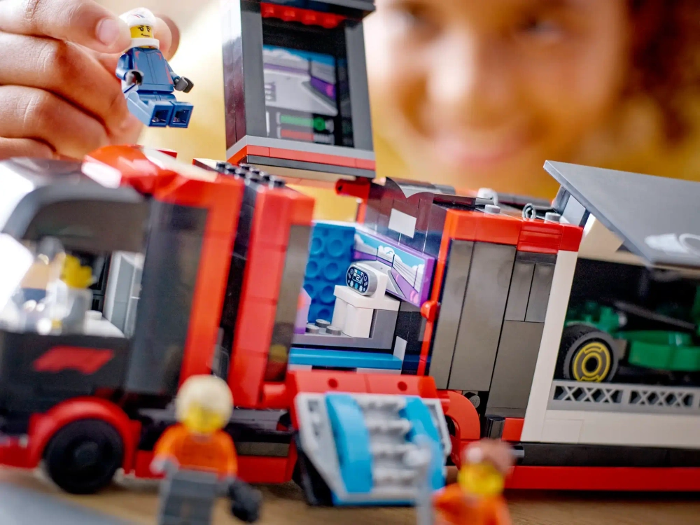 Конструктор LEGO City 60445 Грузовик с автомобилями RB20 и AMR 24 F1