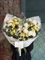 Букет из кустовой пионовидной розы, альстромерии, эвкалипта и хризантемы