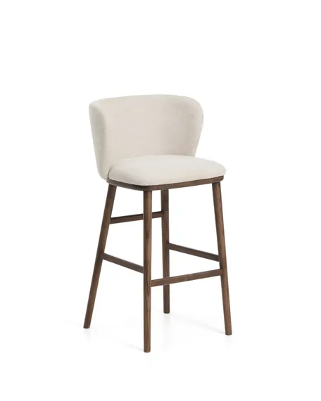 Барный стул Ciselia из бежевого шенилла с ножками из ясеня в отделке орех