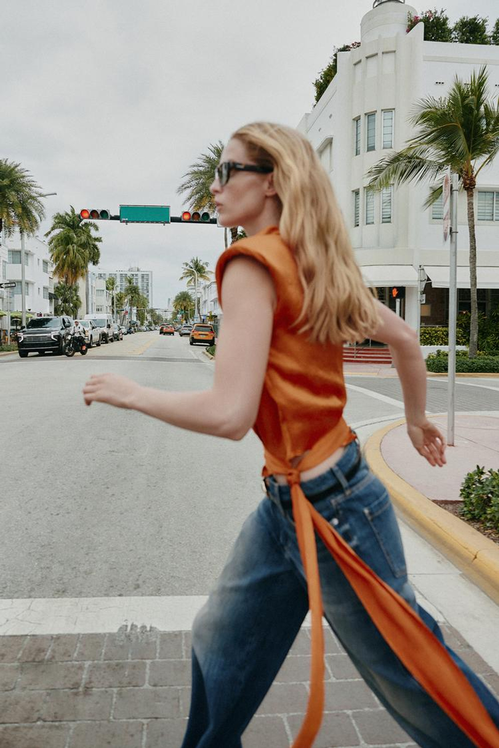 ZARA АТЛАСНЫЙ ТОП С БАНТОМ, ЦВЕТ ЖЖЕНОГО АПЕЛЬСИНА