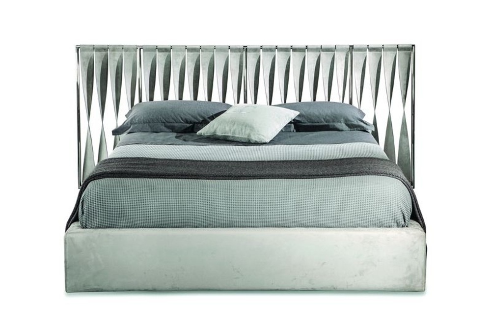 Двуспальная кровать с металлическим изголовьем