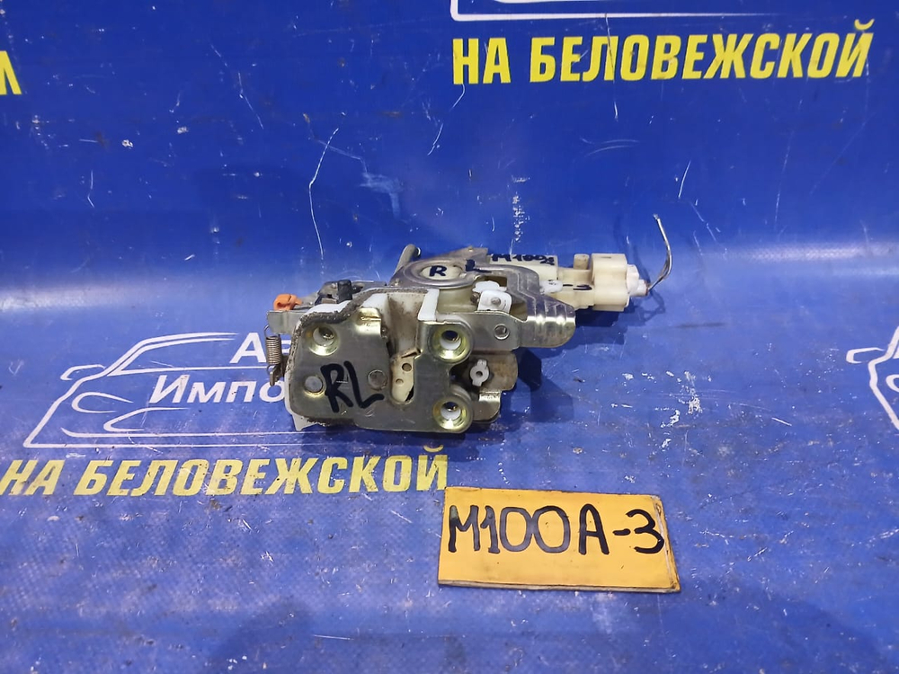 Замок двери задней левой TOYOTA DUET 1999