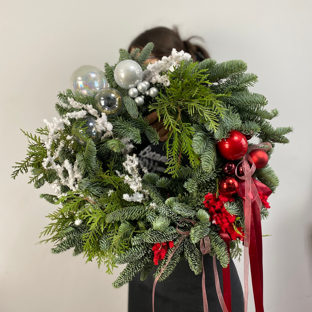 Венок из нобилиса и туи с украшениями 1059