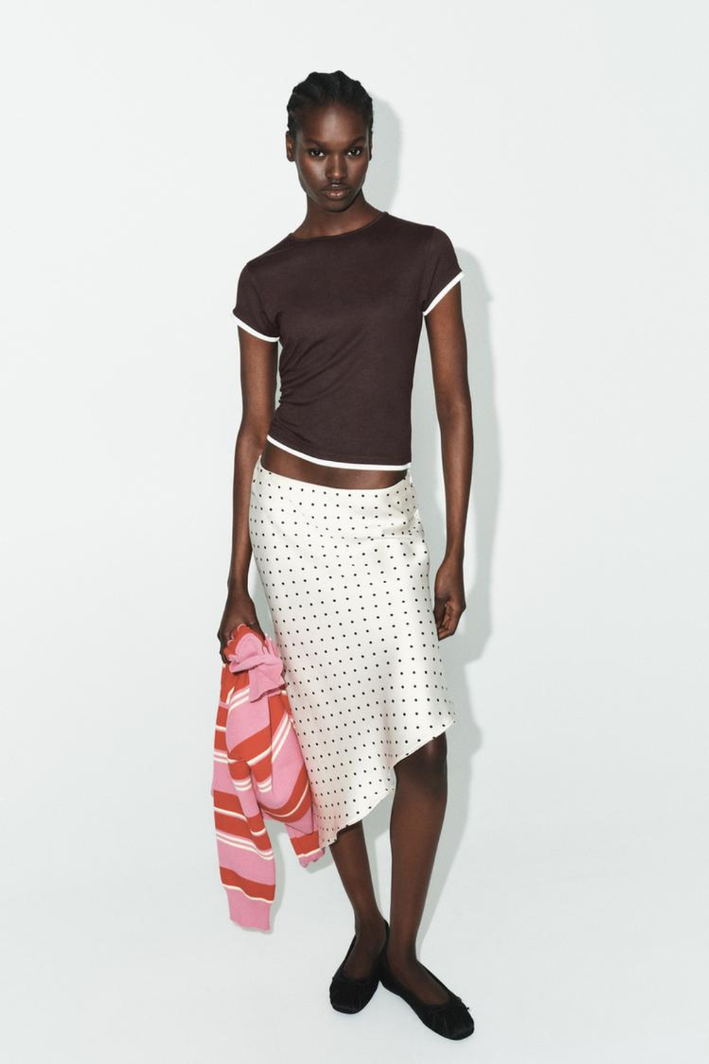 ZARA ФУТБОЛКА С КОНТРАСТНЫМИ ДЕТАЛЯМИ, ШОКОЛАДНЫЙ