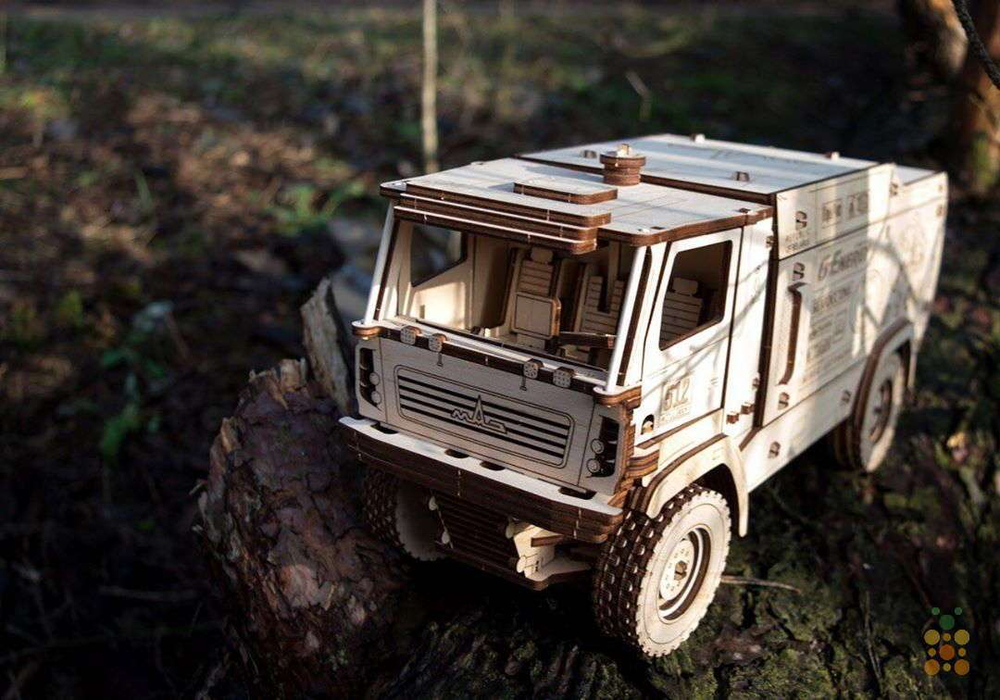 Гоночный грузовик МАЗ-5309RR от EWA - Деревянный конструктор, сборная механическая модель, 3D пазл, в масштабе 1:20