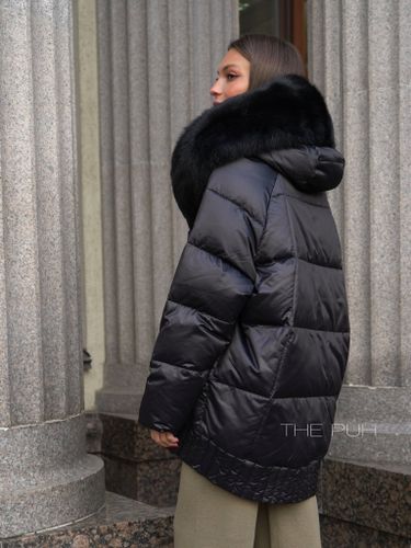 Черный пуховик с капюшоном и мехом песца