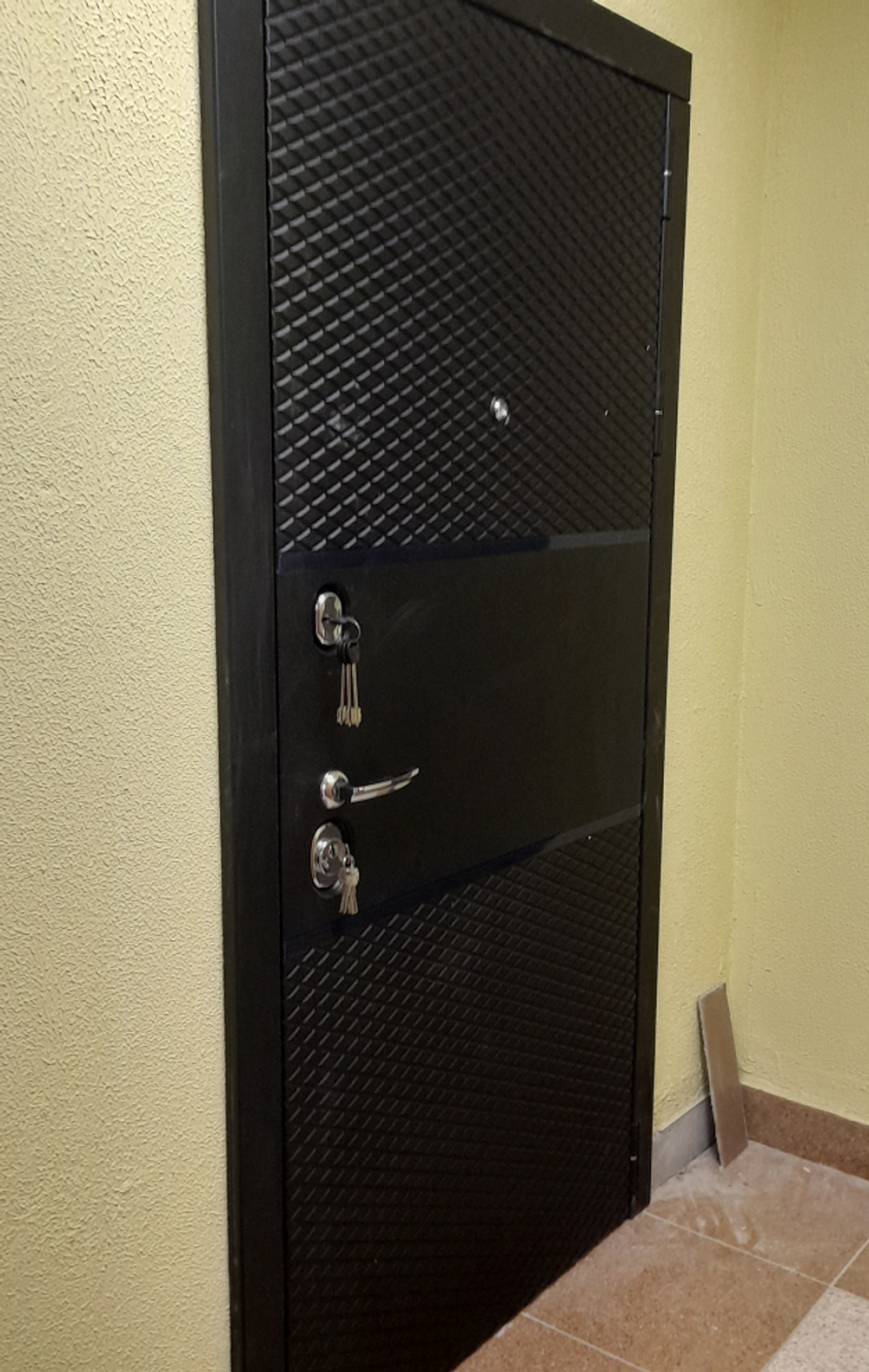 Входная дверь в квартиру Тефлон 3К черный кварц / Доррен  светло-серый матовый, без текстуры