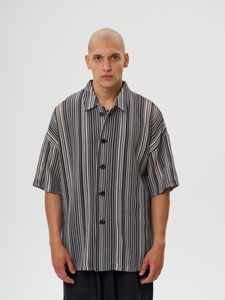 Вязаная серая рубашка с коротким рукавом