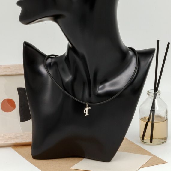 Подвеска в виде буквы Г - кулон из серебра 925 пробы на постаменте