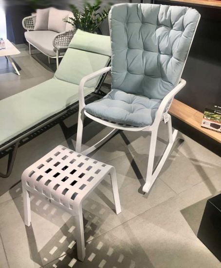 Кресло-качалка Folio пластиковое белое с голубой подушкой Nardi Италия