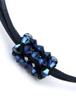 4719 Coeur de Lion колье с кристаллами Сваровски и мягкой кожи наппа в 4 сложения сине-сапфирового цвета.