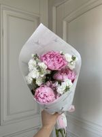 Кулек из пионов и маттиолы