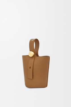 Loewe Мини-сумка-ведро Pebble из гладкой телячьей кожи, светло-коричневый