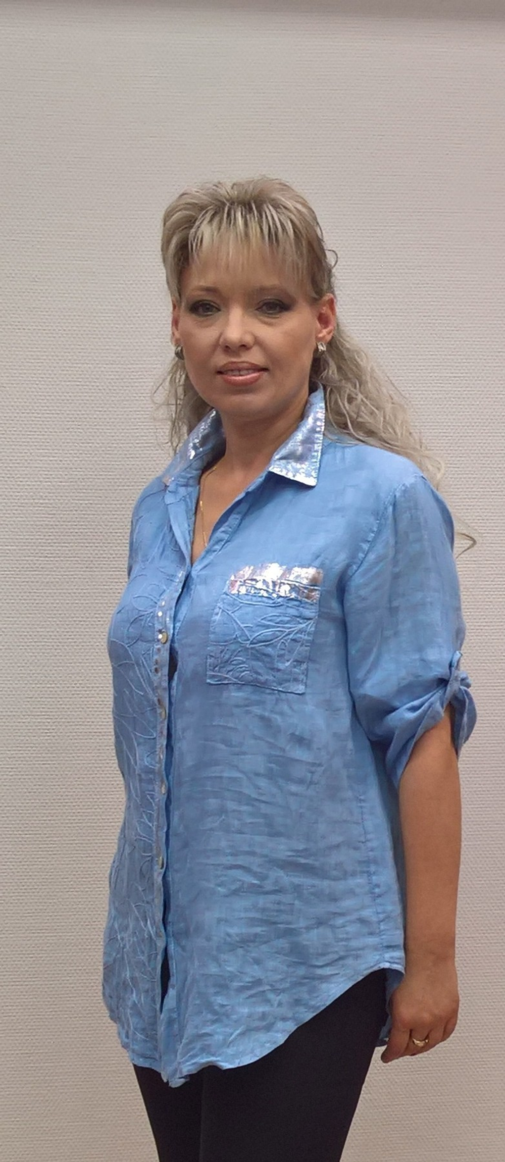 Льняной блузон-рубашка с регулируемым рукавом и "напылением"