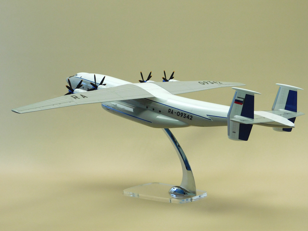 Модель самолета Ан-22 (М1:100, ВТА России, RA-09342)