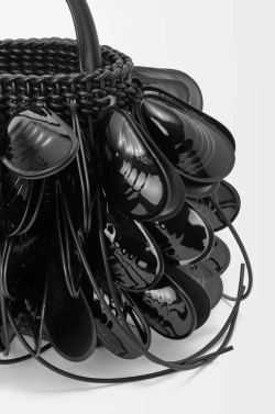 Loewe Сумка-корзинка Shell из плетеной телячьей кожи, черный