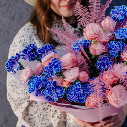77. Необычный дизайнерский букет с синими диантусами и кустовой пионовидной розой